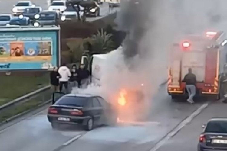Bursa'da seyir halindeki otomobil yandı